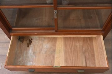 和製アンティーク　暮らしに溶け込む昭和レトロな温もりあふれるガラス戸棚(食器棚、収納棚、キャビネット、本箱、書棚、陳列棚、飾り棚、ディスプレイ棚、店舗什器)(R-084463)