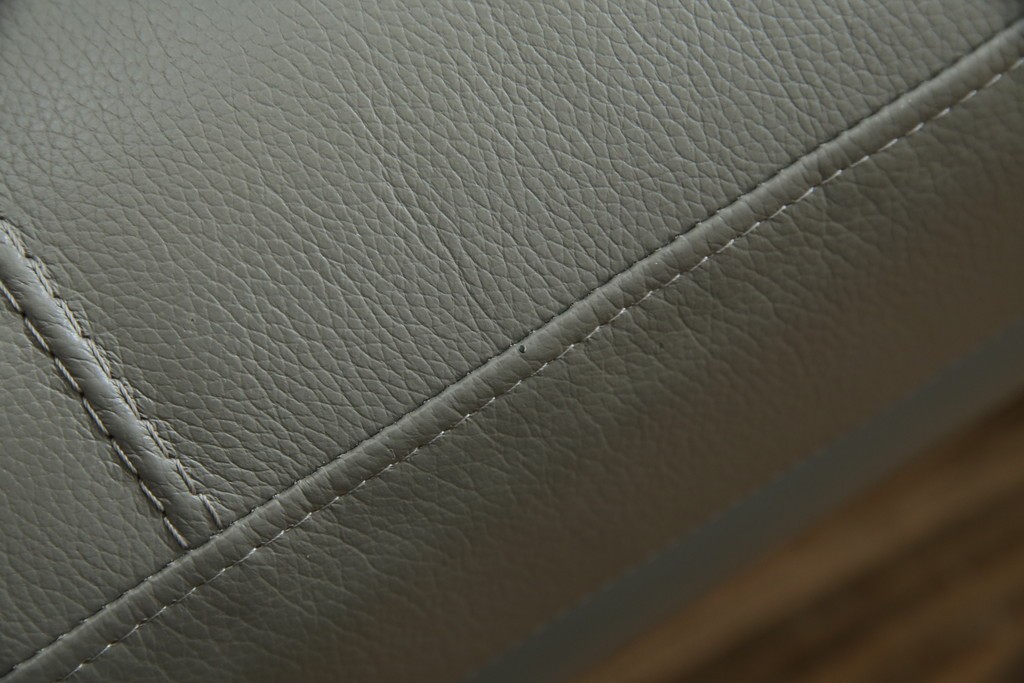 中古　Cassina(カッシーナ)　PHILIPPE STARCK(フィリップ・スタルク)　L26 VOLAGE bench(ヴォラージュ) 　X(革)　リビングを格上げする高級感あふれるヴォラージュベンチ　定価約71万5千円　(R-084464)