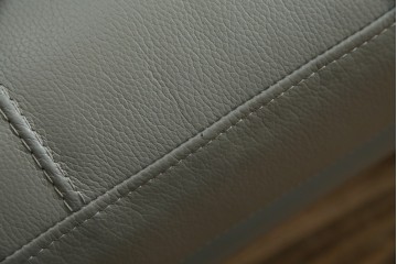 中古　Cassina(カッシーナ)　PHILIPPE STARCK(フィリップ・スタルク)　L26 VOLAGE bench(ヴォラージュ) 　X(革)　リビングを格上げする高級感あふれるヴォラージュベンチ　定価約71万5千円　(R-084464)