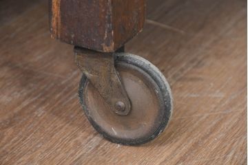 イギリスアンティーク　オーク材　匠の技が光る!緻密に削り出されたバルボスレッグが圧倒的な存在感を漂わせる3段キャスターワゴン(ワゴンテーブル、キッチンワゴン、英国)(R-084465)