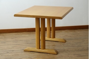 中古　美品　飛騨産業　キツツキ　カヤ(KAYA)シリーズ　楢(ナラ)材　お部屋を明るくすっきりとした印象にしてくれる2人掛けダイニングテーブル　定価約14万円　(R-084470)