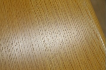 中古　美品　飛騨産業　キツツキ　カヤ(KAYA)シリーズ　楢(ナラ)材　お部屋を明るくすっきりとした印象にしてくれる2人掛けダイニングテーブル　定価約14万円　(R-084470)