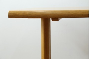 中古　美品　飛騨産業　キツツキ　カヤ(KAYA)シリーズ　楢(ナラ)材　お部屋を明るくすっきりとした印象にしてくれる2人掛けダイニングテーブル　定価約14万円　(R-084470)