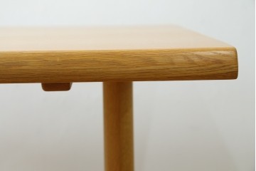 中古　美品　飛騨産業　キツツキ　カヤ(KAYA)シリーズ　楢(ナラ)材　お部屋を明るくすっきりとした印象にしてくれる2人掛けダイニングテーブル　定価約14万円　(R-084470)