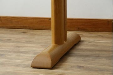 中古　美品　飛騨産業　キツツキ　カヤ(KAYA)シリーズ　楢(ナラ)材　お部屋を明るくすっきりとした印象にしてくれる2人掛けダイニングテーブル　定価約14万円　(R-084470)