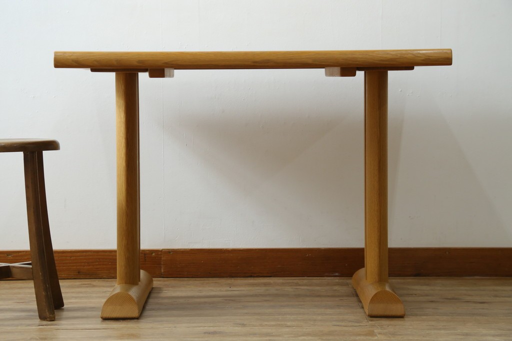 中古　美品　飛騨産業　キツツキ　カヤ(KAYA)シリーズ　楢(ナラ)材　お部屋を明るくすっきりとした印象にしてくれる2人掛けダイニングテーブル　定価約14万円　(R-084470)