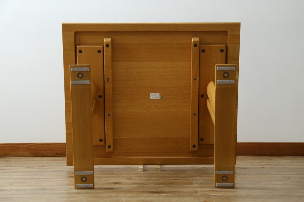 中古　美品　飛騨産業　キツツキ　カヤ(KAYA)シリーズ　楢(ナラ)材　お部屋を明るくすっきりとした印象にしてくれる2人掛けダイニングテーブル　定価約14万円　(R-084470)