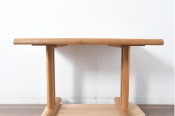中古　美品　飛騨産業　キツツキ　カヤ(KAYA)シリーズ　楢(ナラ)材　お部屋を明るくすっきりとした印象にしてくれる2人掛けダイニングテーブル(二人掛け、2P、作業台)(定価約14万円)(R-084470)