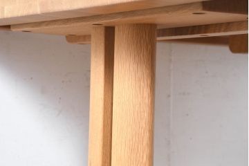 中古　美品　飛騨産業　キツツキ　カヤ(KAYA)シリーズ　楢(ナラ)材　お部屋を明るくすっきりとした印象にしてくれる2人掛けダイニングテーブル(二人掛け、2P、作業台)(定価約14万円)(R-084470)