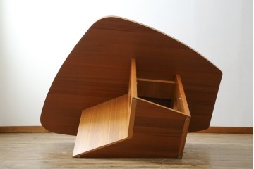 中古　TECTA(テクタ)　チェリー材　M21　モダンでユニークなデザインがお洒落なテーブル　定価約77万円相当　(R-084471)