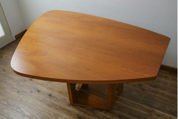 中古　TECTA(テクタ)　チェリー材　M21　モダンでユニークなデザインがお洒落なテーブル　定価約77万円相当　(R-084471)