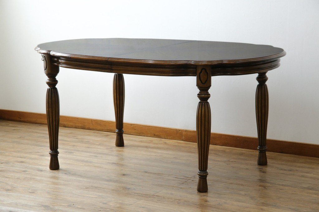 中古　美品　クラッシックデザイン　天板のパーケットリー模様が映えるエクステンションダイニングテーブル　(R-084472)