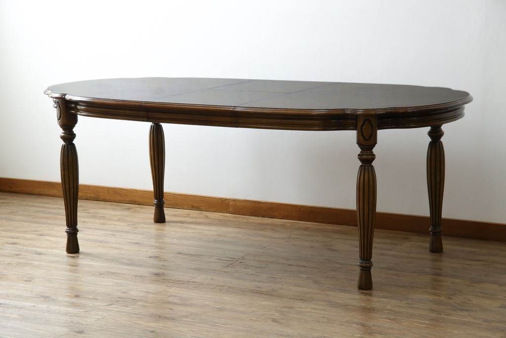 中古　美品　クラッシックデザイン　天板のパーケットリー模様が映えるエクステンションダイニングテーブル　(R-084472)