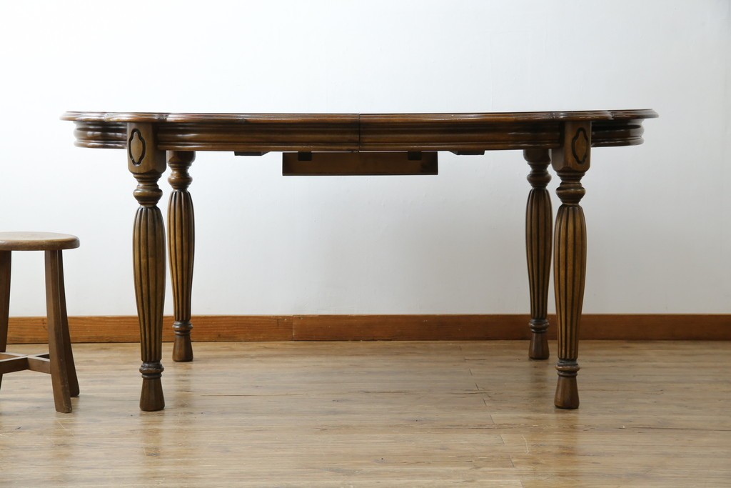 中古　美品　クラッシックデザイン　天板のパーケットリー模様が映えるエクステンションダイニングテーブル　(R-084472)