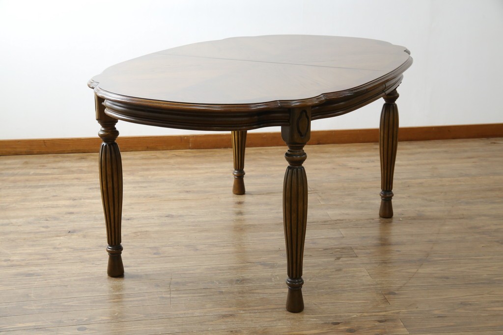 中古　美品　クラッシックデザイン　天板のパーケットリー模様が映えるエクステンションダイニングテーブル　(R-084472)