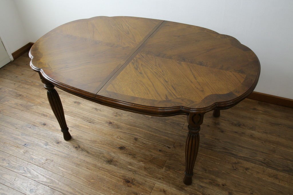 中古　美品　クラッシックデザイン　天板のパーケットリー模様が映えるエクステンションダイニングテーブル　(R-084472)