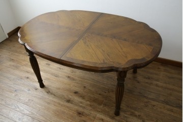 中古　美品　クラッシックデザイン　天板のパーケットリー模様が映えるエクステンションダイニングテーブル　(R-084472)