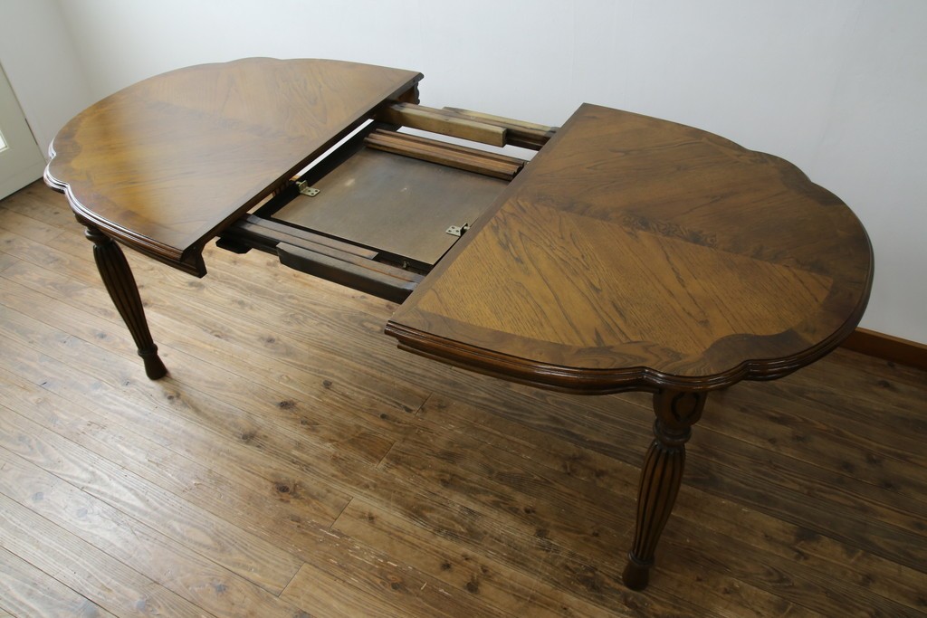 中古　美品　クラッシックデザイン　天板のパーケットリー模様が映えるエクステンションダイニングテーブル　(R-084472)