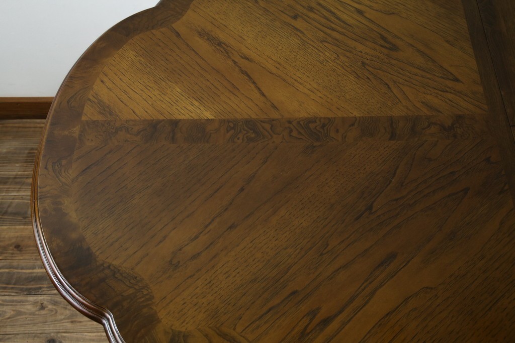 中古　美品　クラッシックデザイン　天板のパーケットリー模様が映えるエクステンションダイニングテーブル　(R-084472)