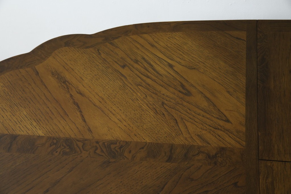 中古　美品　クラッシックデザイン　天板のパーケットリー模様が映えるエクステンションダイニングテーブル　(R-084472)