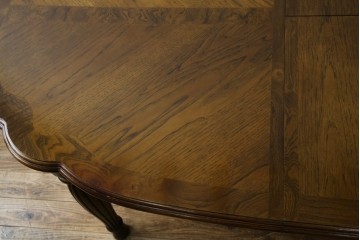 中古　美品　クラッシックデザイン　天板のパーケットリー模様が映えるエクステンションダイニングテーブル　(R-084472)