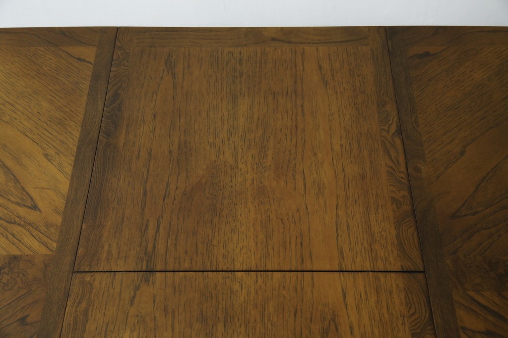 中古　美品　クラッシックデザイン　天板のパーケットリー模様が映えるエクステンションダイニングテーブル　(R-084472)