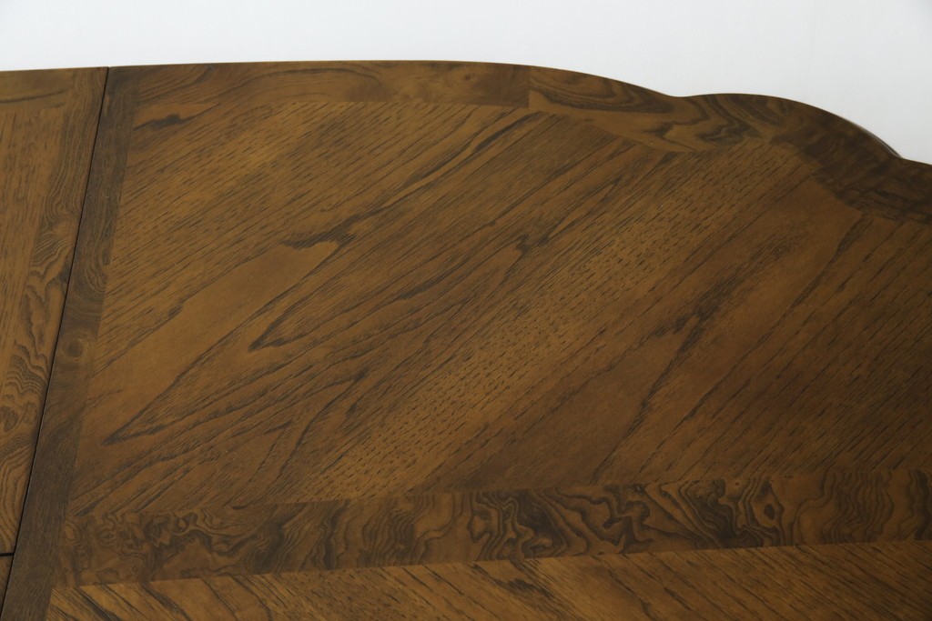 中古　美品　クラッシックデザイン　天板のパーケットリー模様が映えるエクステンションダイニングテーブル　(R-084472)