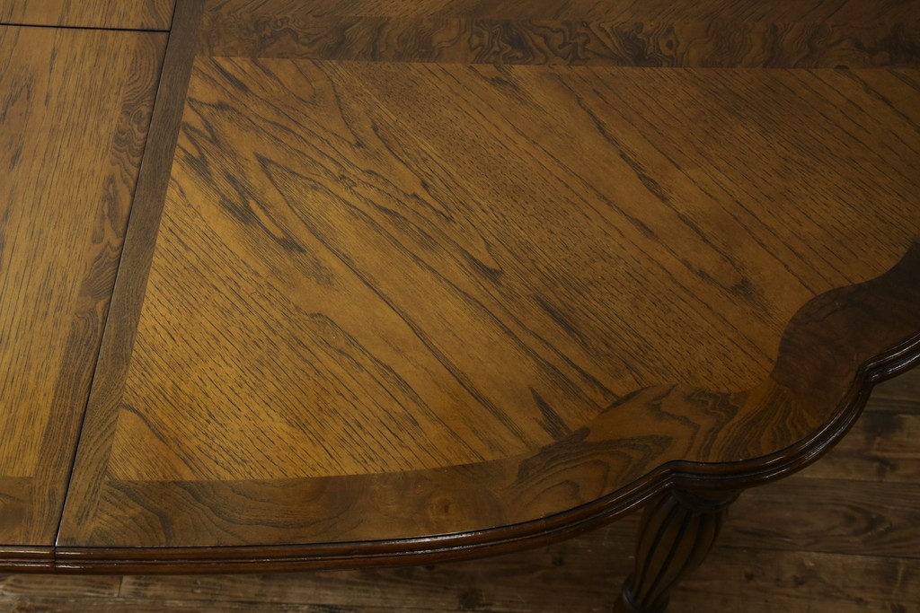 中古　美品　クラッシックデザイン　天板のパーケットリー模様が映えるエクステンションダイニングテーブル　(R-084472)