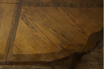 中古　美品　クラッシックデザイン　天板のパーケットリー模様が映えるエクステンションダイニングテーブル　(R-084472)