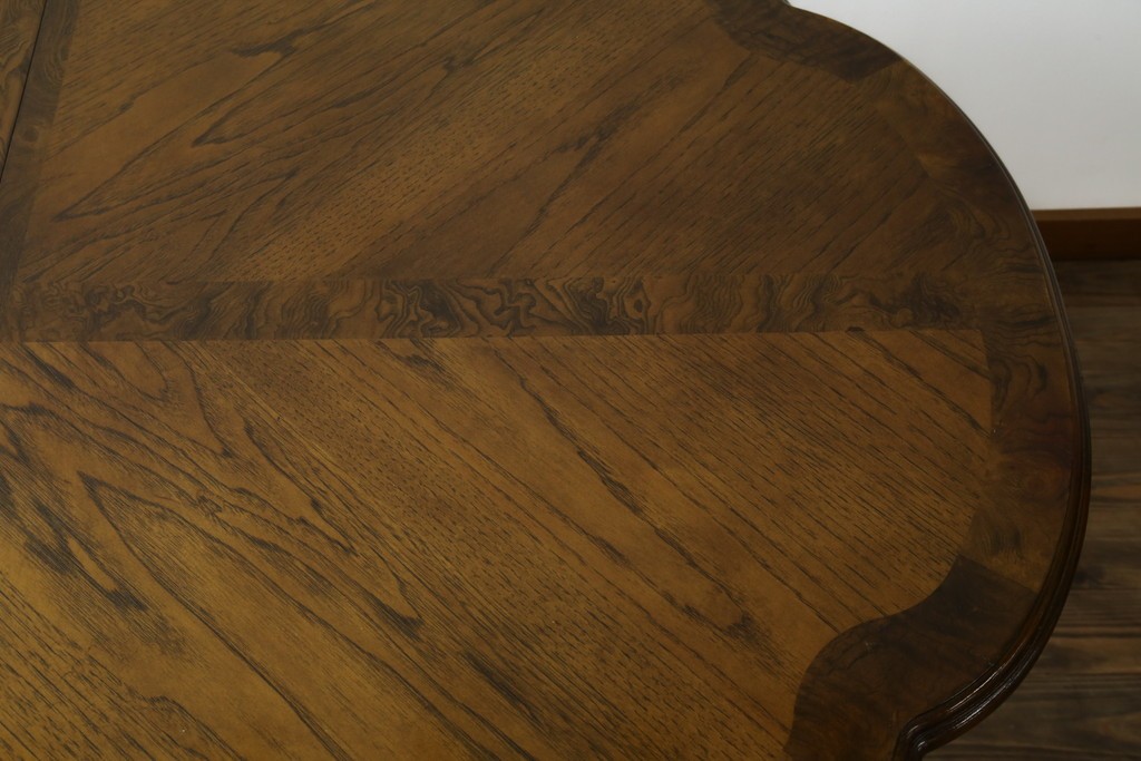 中古　美品　クラッシックデザイン　天板のパーケットリー模様が映えるエクステンションダイニングテーブル　(R-084472)