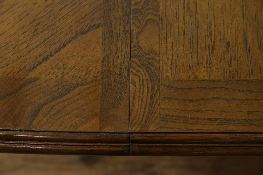 中古　美品　クラッシックデザイン　天板のパーケットリー模様が映えるエクステンションダイニングテーブル　(R-084472)