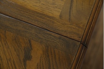 中古　美品　クラッシックデザイン　天板のパーケットリー模様が映えるエクステンションダイニングテーブル　(R-084472)