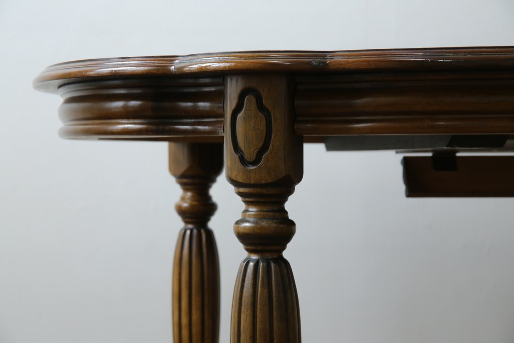 中古　美品　クラッシックデザイン　天板のパーケットリー模様が映えるエクステンションダイニングテーブル　(R-084472)