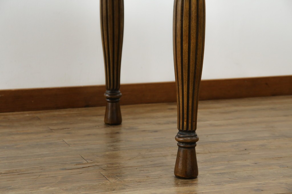 中古　美品　クラッシックデザイン　天板のパーケットリー模様が映えるエクステンションダイニングテーブル　(R-084472)