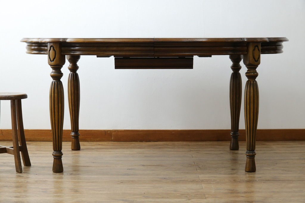 中古　美品　クラッシックデザイン　天板のパーケットリー模様が映えるエクステンションダイニングテーブル　(R-084472)