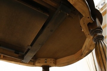 中古　美品　クラッシックデザイン　天板のパーケットリー模様が映えるエクステンションダイニングテーブル　(R-084472)