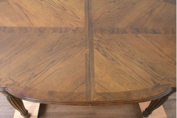 中古　美品　クラッシックデザイン　天板のパーケットリー模様が映えるエクステンションダイニングテーブル　(R-084472)