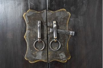 ビンテージ家具　アジアンテイスト　真鍮金具がアクセンのアンティーク調キャビネット(収納棚、戸棚、ヴィンテージ)(R-084476)