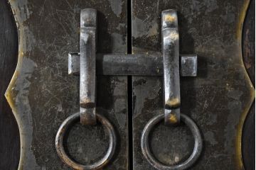 ビンテージ家具　アジアンテイスト　真鍮金具がアクセンのアンティーク調キャビネット(収納棚、戸棚、ヴィンテージ)(R-084476)