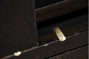 ビンテージ家具　アジアンテイスト　真鍮金具がアクセンのアンティーク調キャビネット(収納棚、戸棚、ヴィンテージ)(R-084476)
