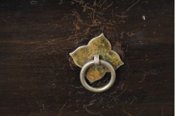 ビンテージ家具　アジアンテイスト　真鍮金具がアクセンのアンティーク調キャビネット(収納棚、戸棚、ヴィンテージ)(R-084476)
