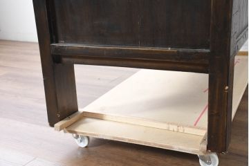 ビンテージ家具　アジアンテイスト　真鍮金具がアクセンのアンティーク調キャビネット(収納棚、戸棚、ヴィンテージ)(R-084476)
