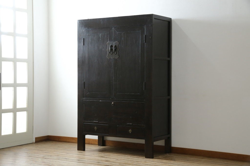 ビンテージ家具　アジアンテイスト　真鍮金具がアクセンのアンティーク調キャビネット　(R-084476)