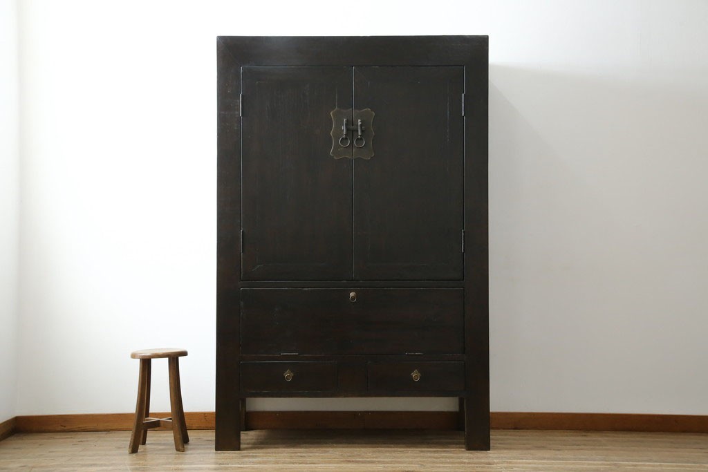 ビンテージ家具　アジアンテイスト　真鍮金具がアクセンのアンティーク調キャビネット　(R-084476)