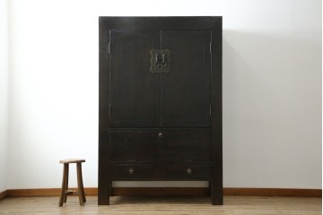 ビンテージ家具　アジアンテイスト　真鍮金具がアクセンのアンティーク調キャビネット　(R-084476)