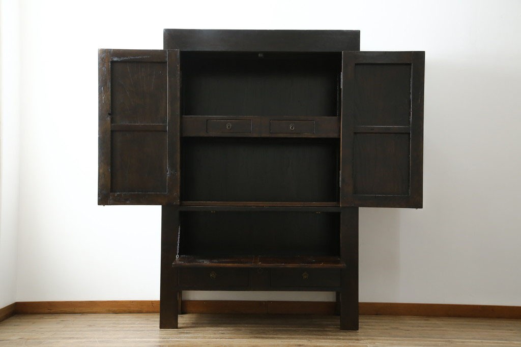 ビンテージ家具　アジアンテイスト　真鍮金具がアクセンのアンティーク調キャビネット　(R-084476)