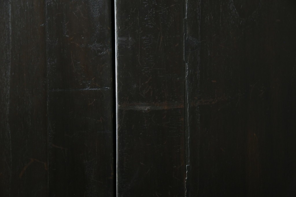 ビンテージ家具　アジアンテイスト　真鍮金具がアクセンのアンティーク調キャビネット　(R-084476)