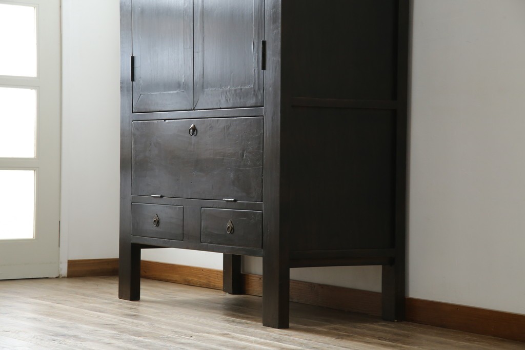 ビンテージ家具　アジアンテイスト　真鍮金具がアクセンのアンティーク調キャビネット　(R-084476)