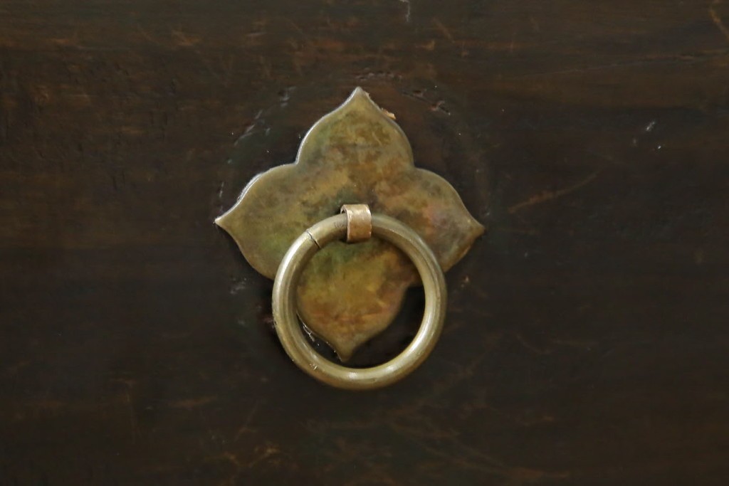 ビンテージ家具　アジアンテイスト　真鍮金具がアクセンのアンティーク調キャビネット　(R-084476)