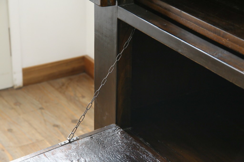 ビンテージ家具　アジアンテイスト　真鍮金具がアクセンのアンティーク調キャビネット　(R-084476)